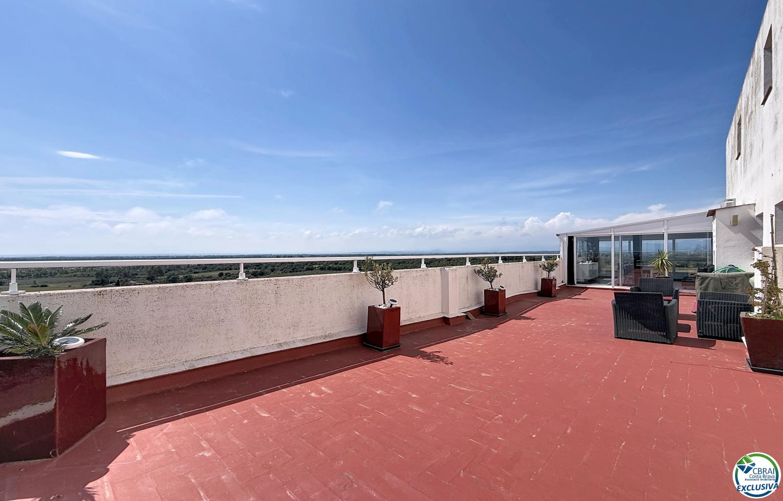 Large renovated studio with a 72 m² terrace, recent veranda, and panoramic views of the Bay of Roses in a residence with a pool and parking - El Cortijo - Ref. CBR6443 - photo 15