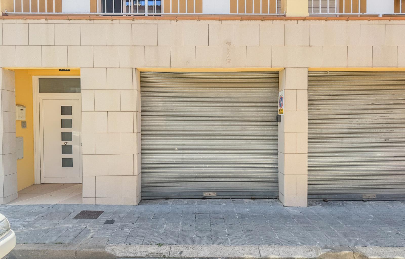 Enclosed garage in the heart of Roses - Centre - Ref. CBR6505