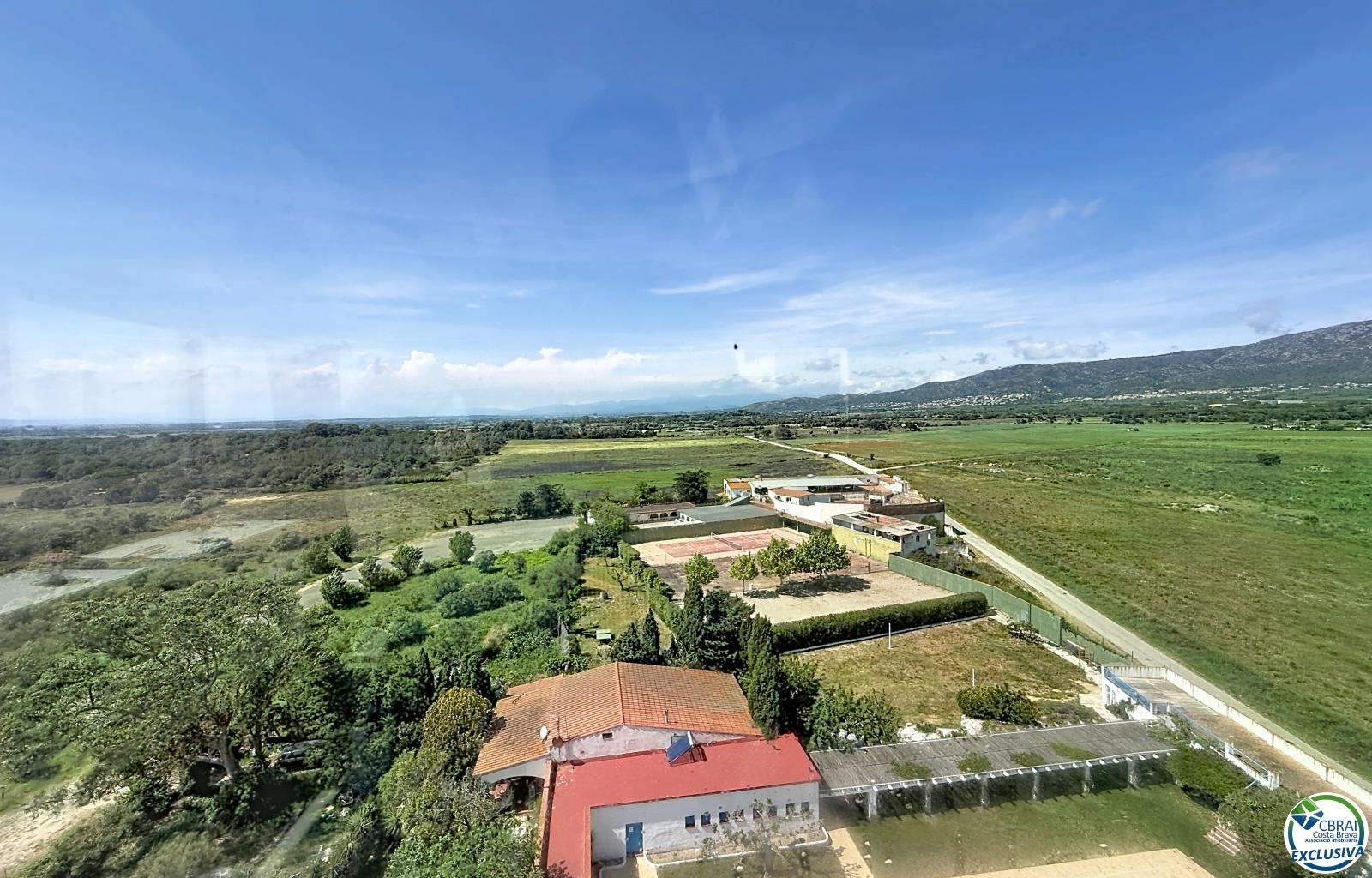 Large renovated studio with a 72 m² terrace, recent veranda, and panoramic views of the Bay of Roses in a residence with a pool and parking - El Cortijo - Ref. CBR6443 - photo 13