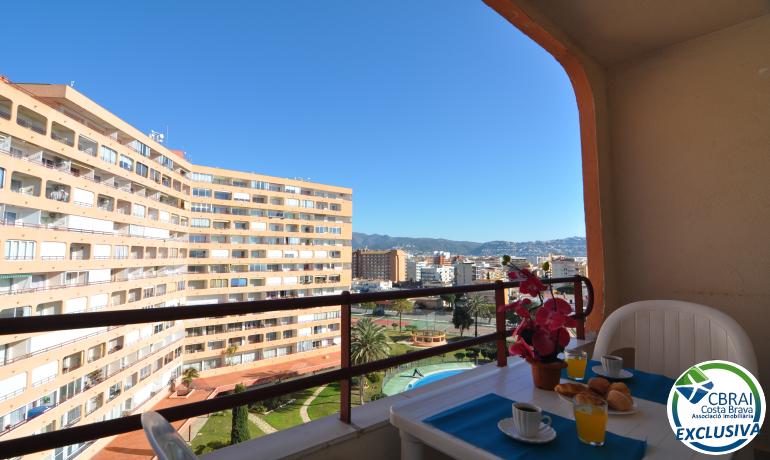Renovated studio with community pools, garden and parking