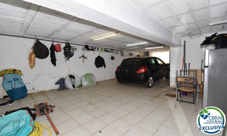 Private garage of 78 m3 with water and electricity