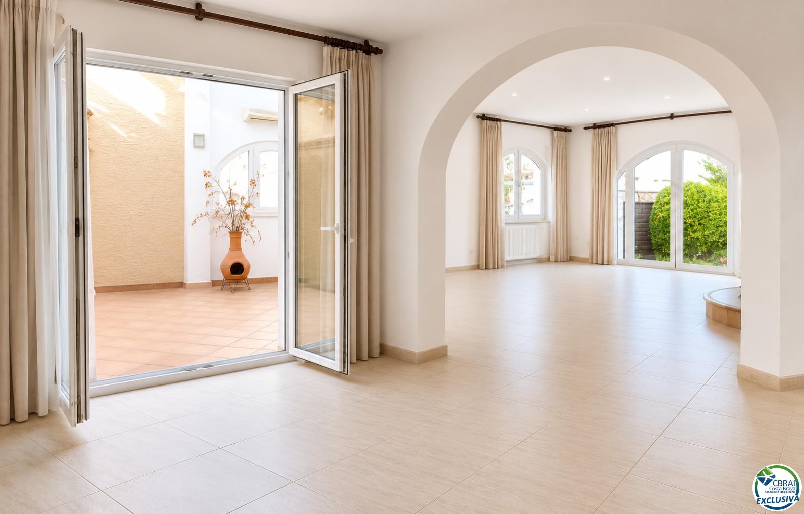 Villa de caractère, terrain de 500 m² et amarrage privé à Empuriabrava - Ebre - Ref. CBR6631 - photo 19