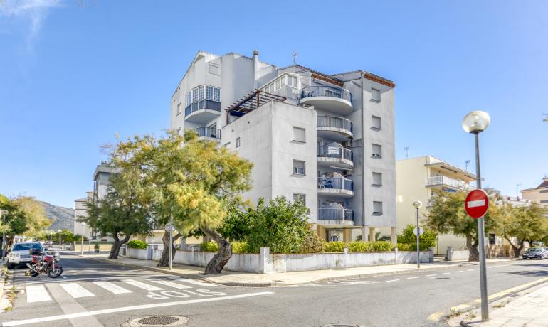 Penthouse de style duplex avec de belles vues à 150 m de la plage