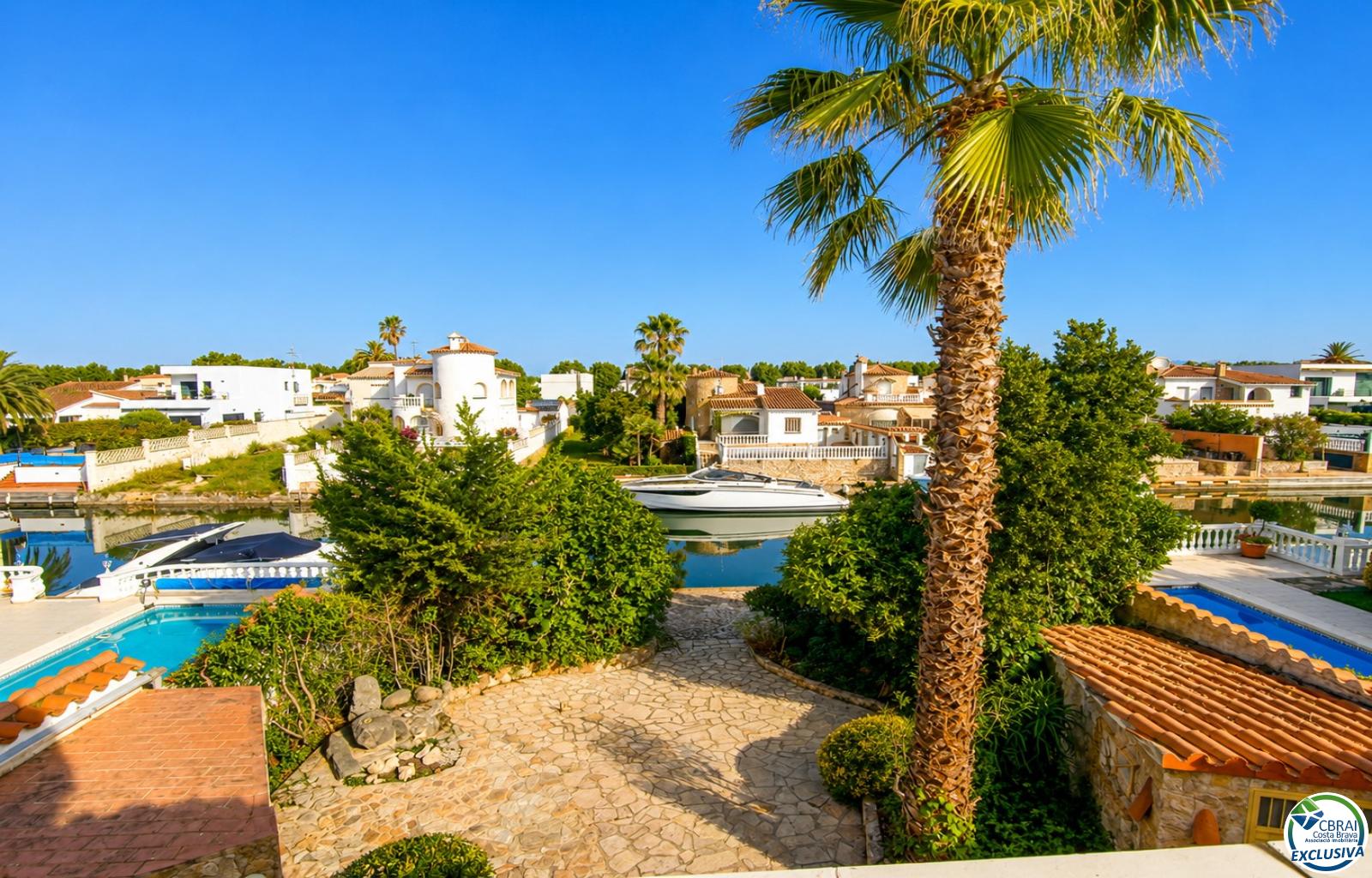 Villa de caractère, terrain de 500 m² et amarrage privé à Empuriabrava - Ebre - Ref. CBR6631 - photo 2