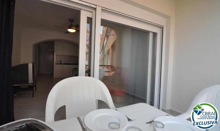 Renovated studio with community pools, garden and parking