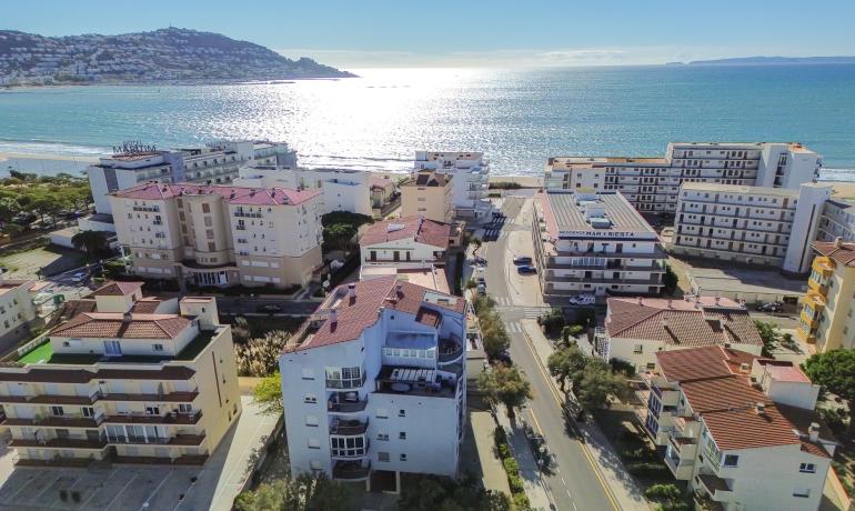 Duplex style penthouse with beautiful views 150 m from the beach