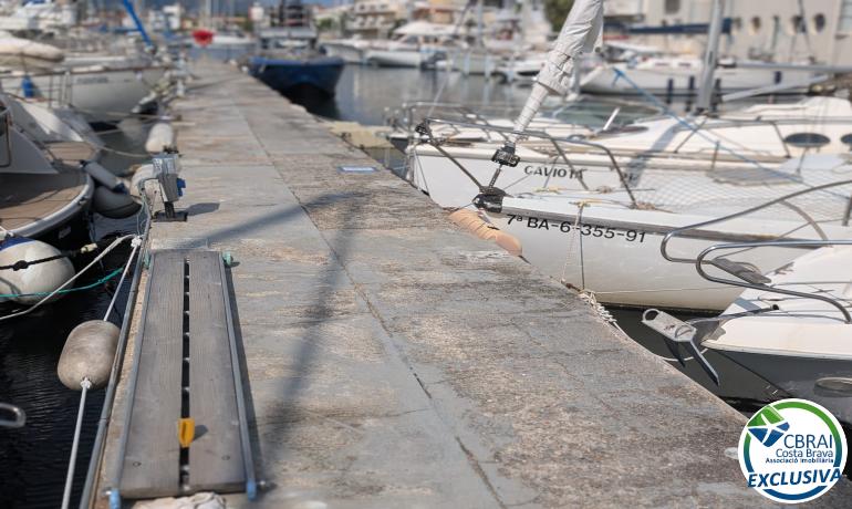 Amarre en puerto privado.