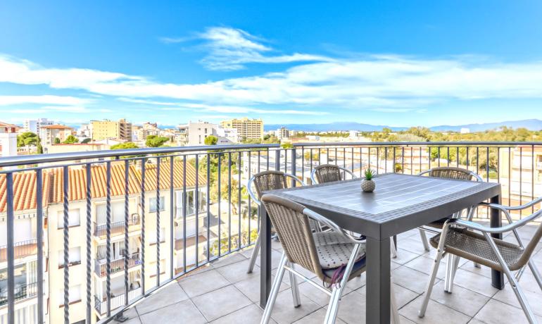 Penthouse de style duplex avec de belles vues à 150 m de la plage