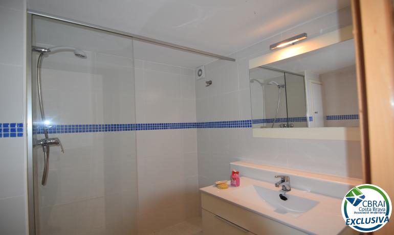 Renovated studio with community pools, garden and parking
