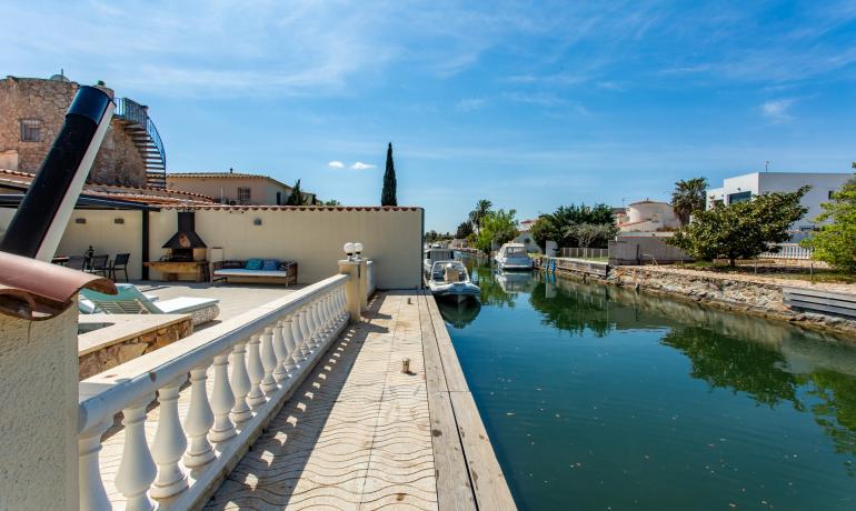 Mediterranean Villa with Rustic Charm and Private 12.50 m Mooring in Empuriabrava