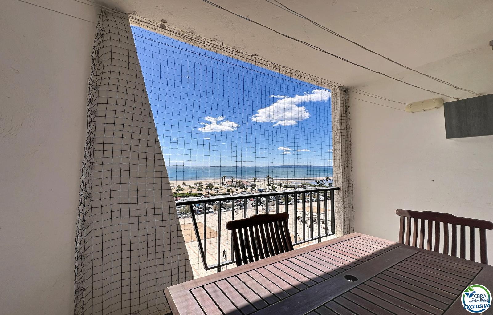 Renovated apartment with sea views on the beachfront in Empuriabrava.