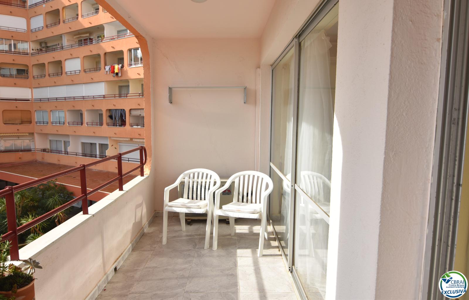 Apartment with tourist license in Santa Margarita, Roses, with terrace and communal swimming pools. - Santa Margarida - Ref. CBR6476 - photo 4
