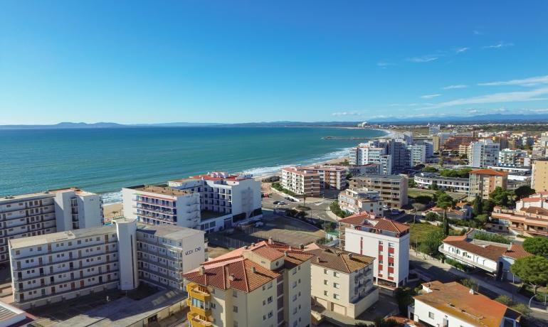 Penthouse de style duplex avec de belles vues à 150 m de la plage