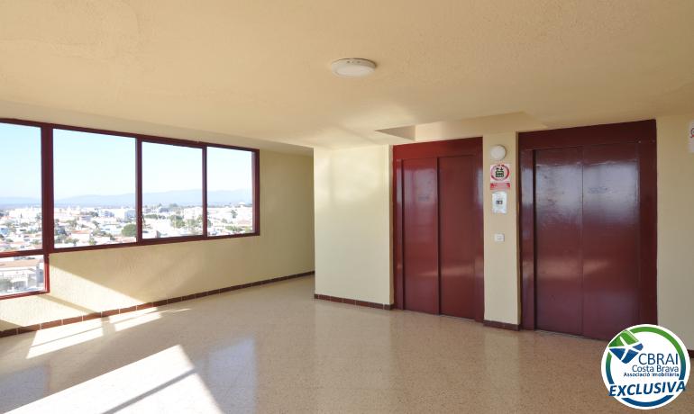 Renovated studio with community pools, garden and parking