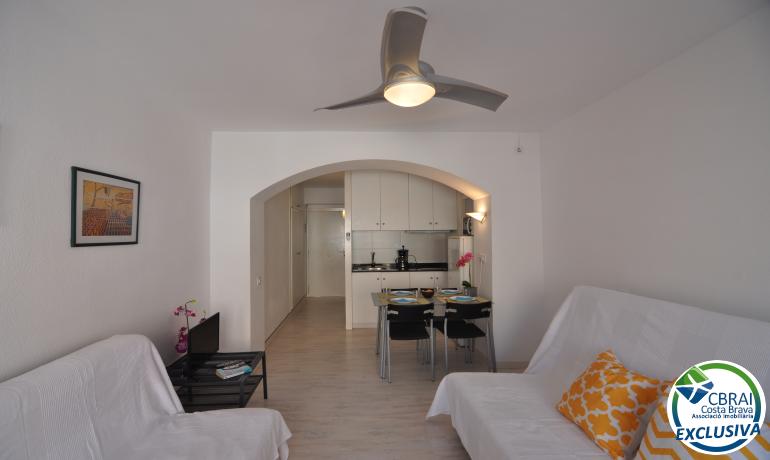 Renovated studio with community pools, garden and parking
