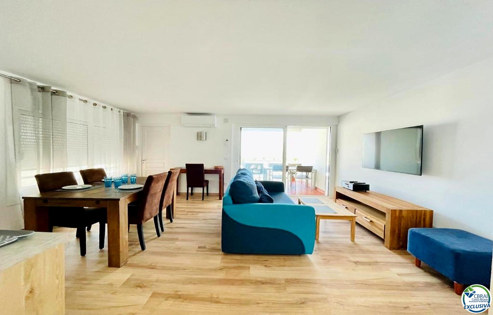 Apartamento totalmente renovado con terraza y espectaculares vistas al canal y al mar, en una de las zonas más buscadas de Empuriabrava - Port Grec - Ref. CBR6649 - foto 11