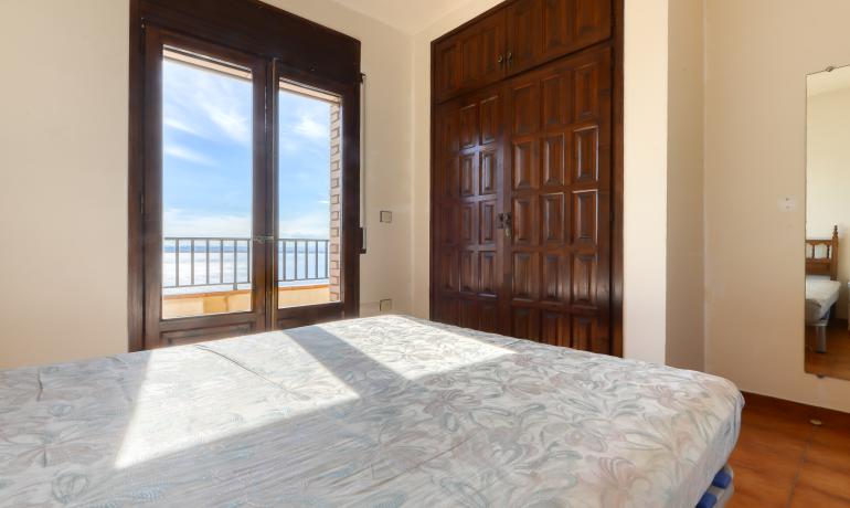 Charming apartment for sale in the sought-after area of Puigrom in Roses, with stunning views of the sea and the port.