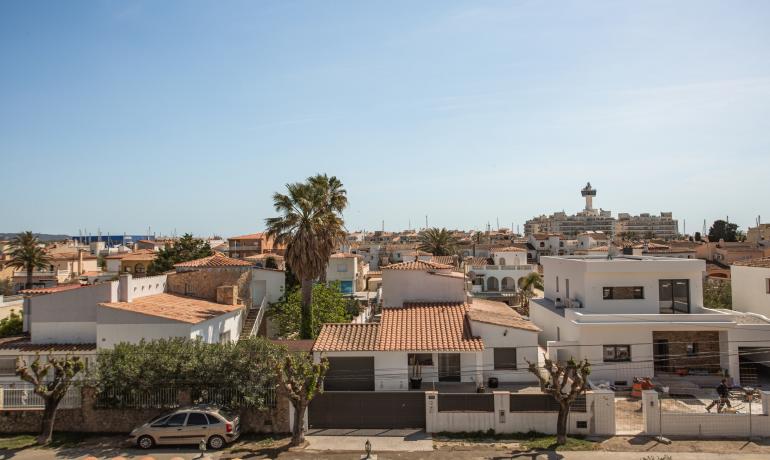 Mediterrane Villa mit Rustikalem Charme und Privatem Liegeplatz 12.50 m in Empuriabrava