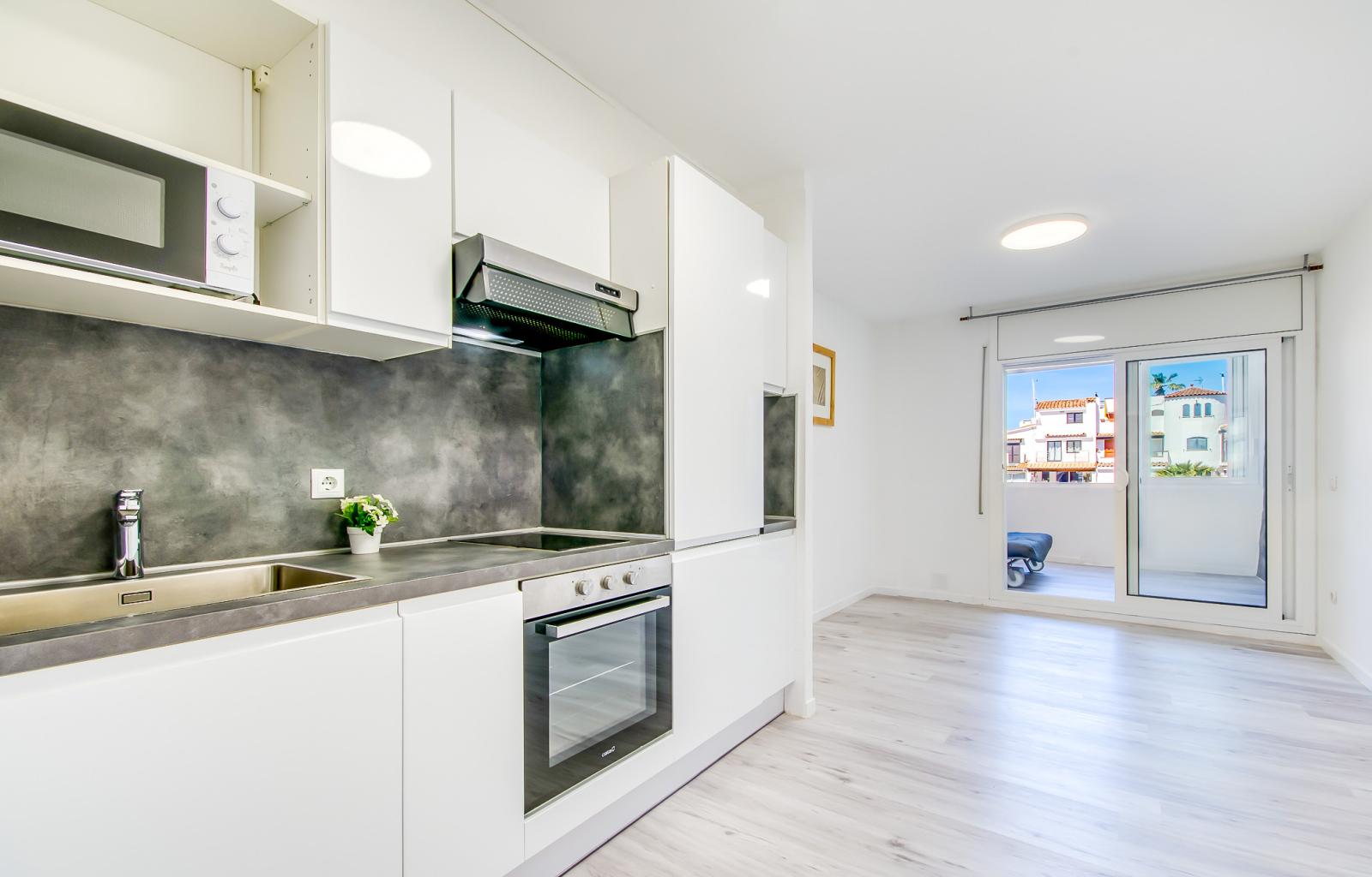 GROUND FLOOR APARTMENT IN EMPURIABRAVA WITH CANAL VIEWS