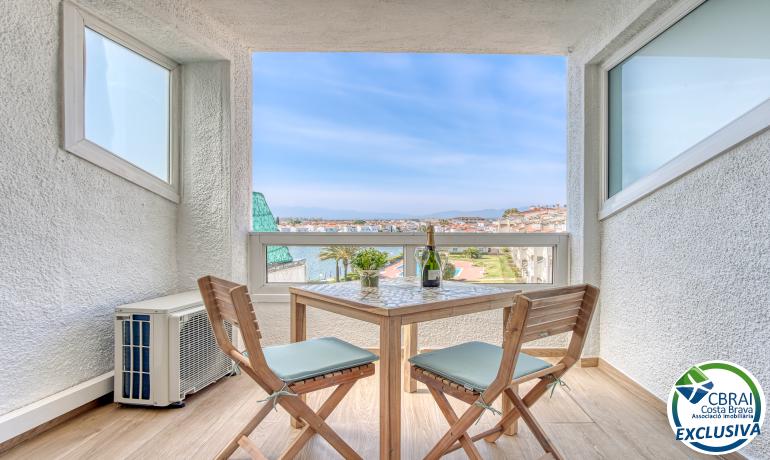 Beautifull flat completely renovated with nice views over the canal