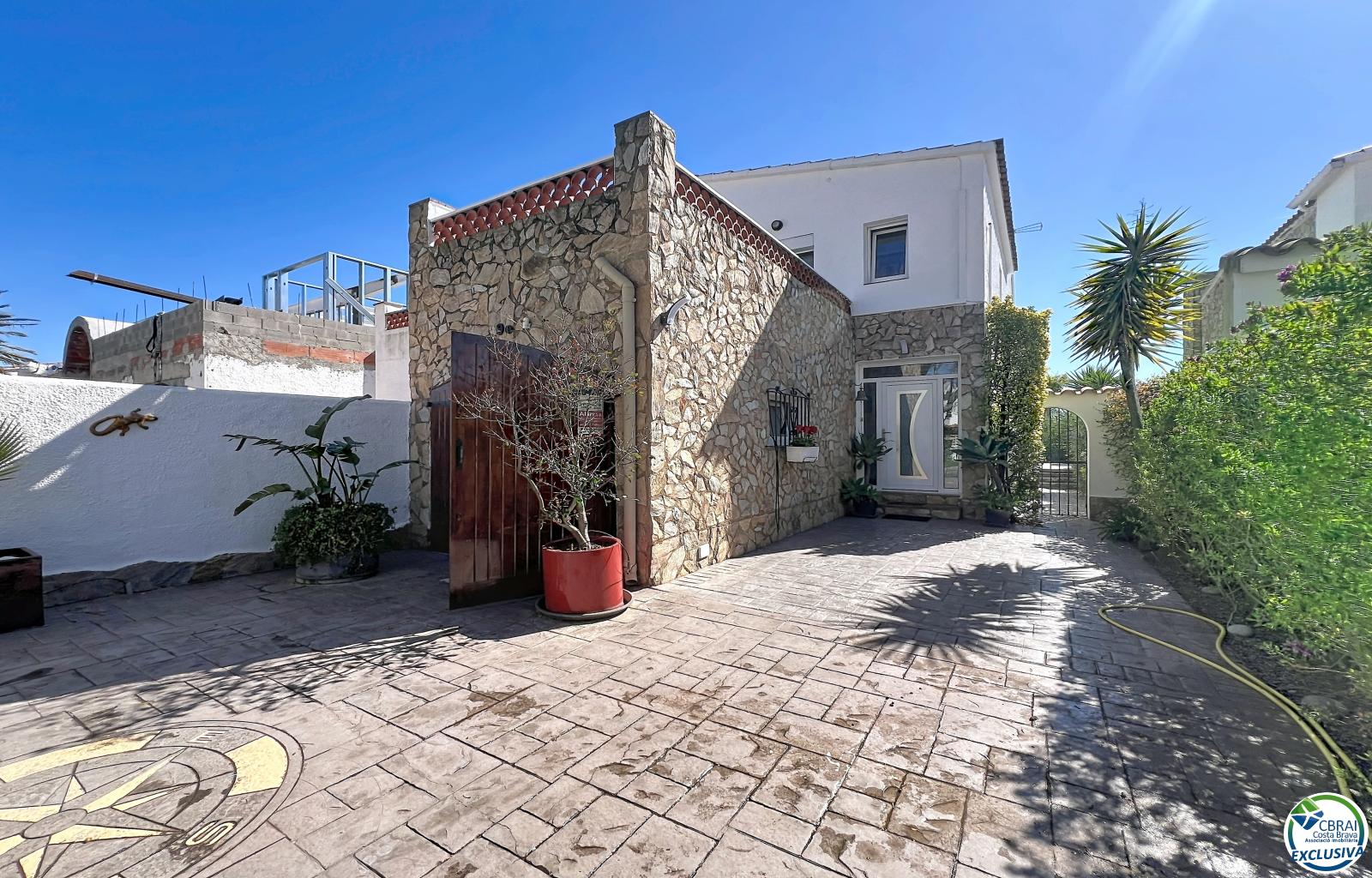 Renovated house in the south, featuring a pool and access to a wide canal in Empuriabrava. - Llobregat - Ref. CBR6415 - photo 43