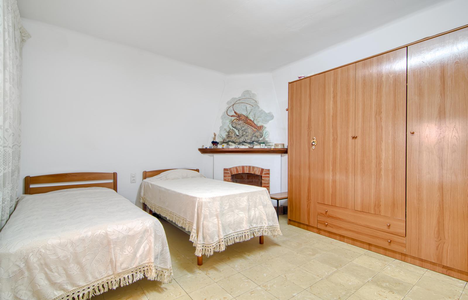 Would you like to live on one of the streets with the most history and character in Roses—practically right by the water—and enjoy the authentic Mediterranean essence every day? - Centre - Ref. CBR6537 - photo 6