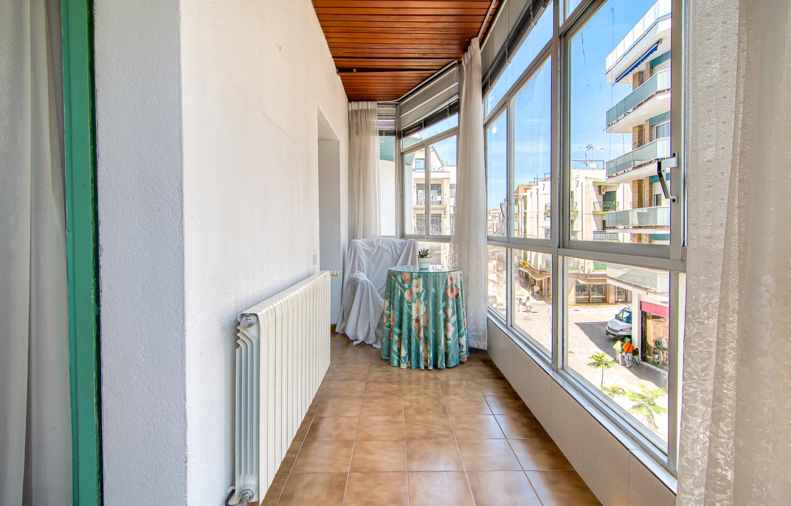 Would you like to live on one of the streets with the most history and character in Roses—practically right by the water—and enjoy the authentic Mediterranean essence every day? - Centre - Ref. CBR6537 - photo 2