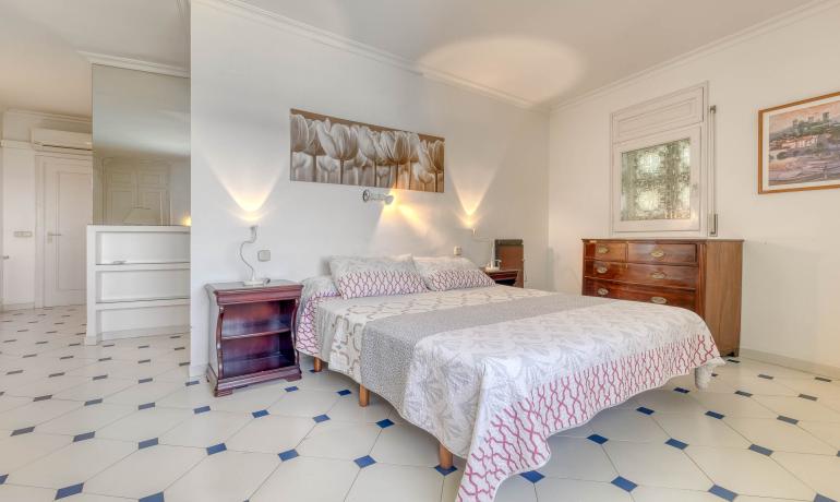 Beautiful house with infinity pool and spectacular views over the Bay of Roses