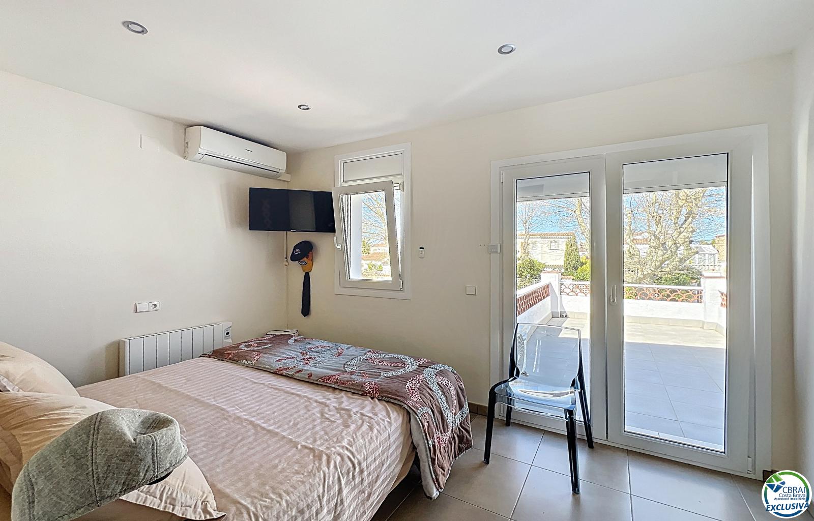 Renovated house in the south, featuring a pool and access to a wide canal in Empuriabrava. - Llobregat - Ref. CBR6415 - photo 22