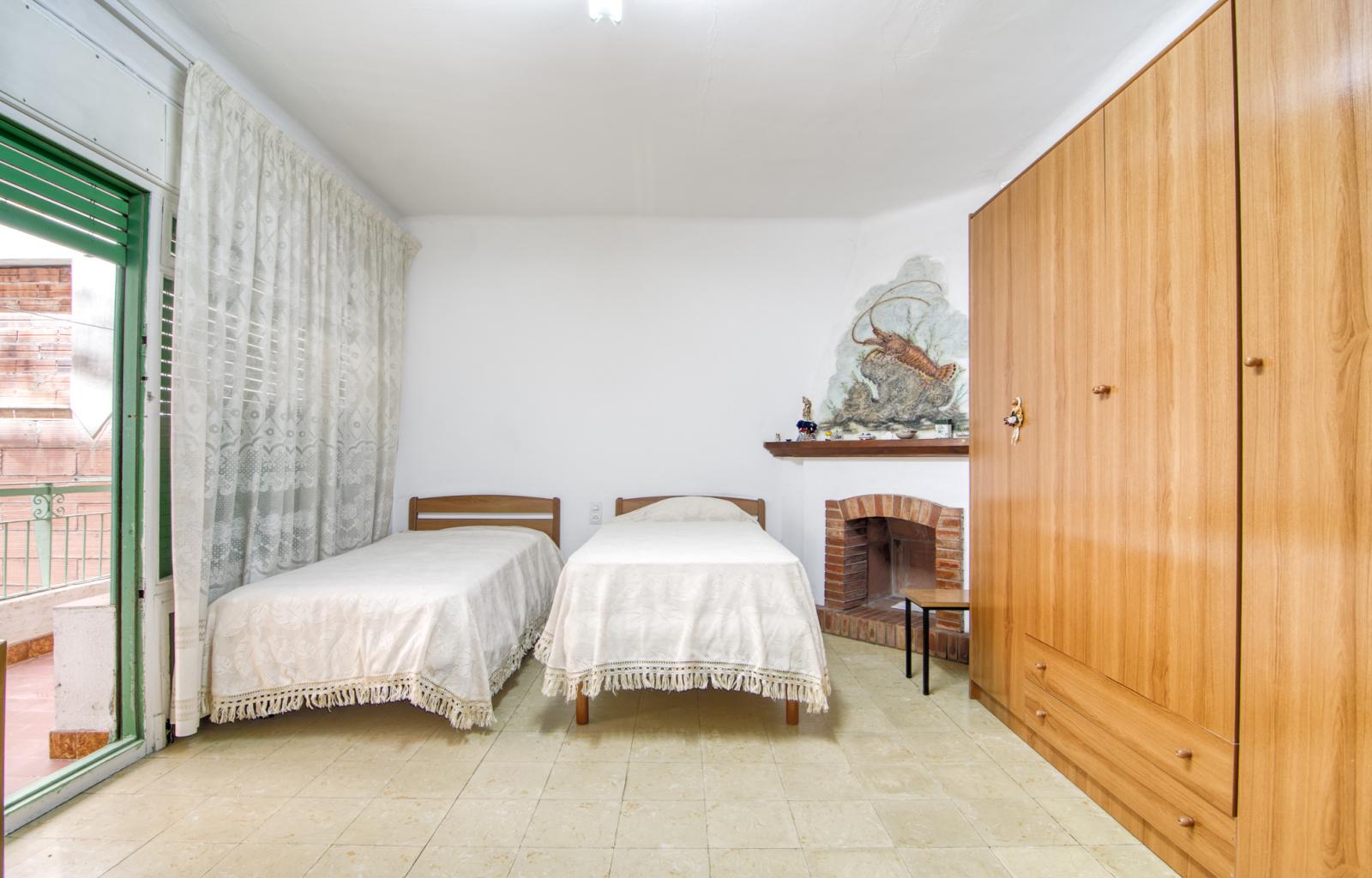 Would you like to live on one of the streets with the most history and character in Roses—practically right by the water—and enjoy the authentic Mediterranean essence every day? - Centre - Ref. CBR6537 - photo 3