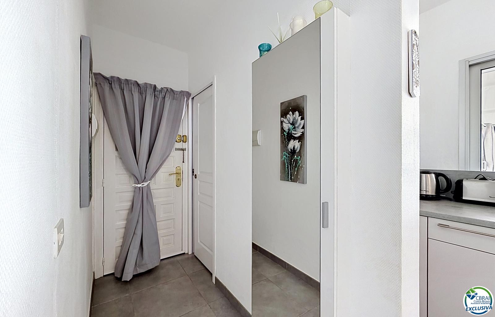 Large renovated studio with a 72 m² terrace, recent veranda, and panoramic views of the Bay of Roses in a residence with a pool and parking - El Cortijo - Ref. CBR6443 - photo 8