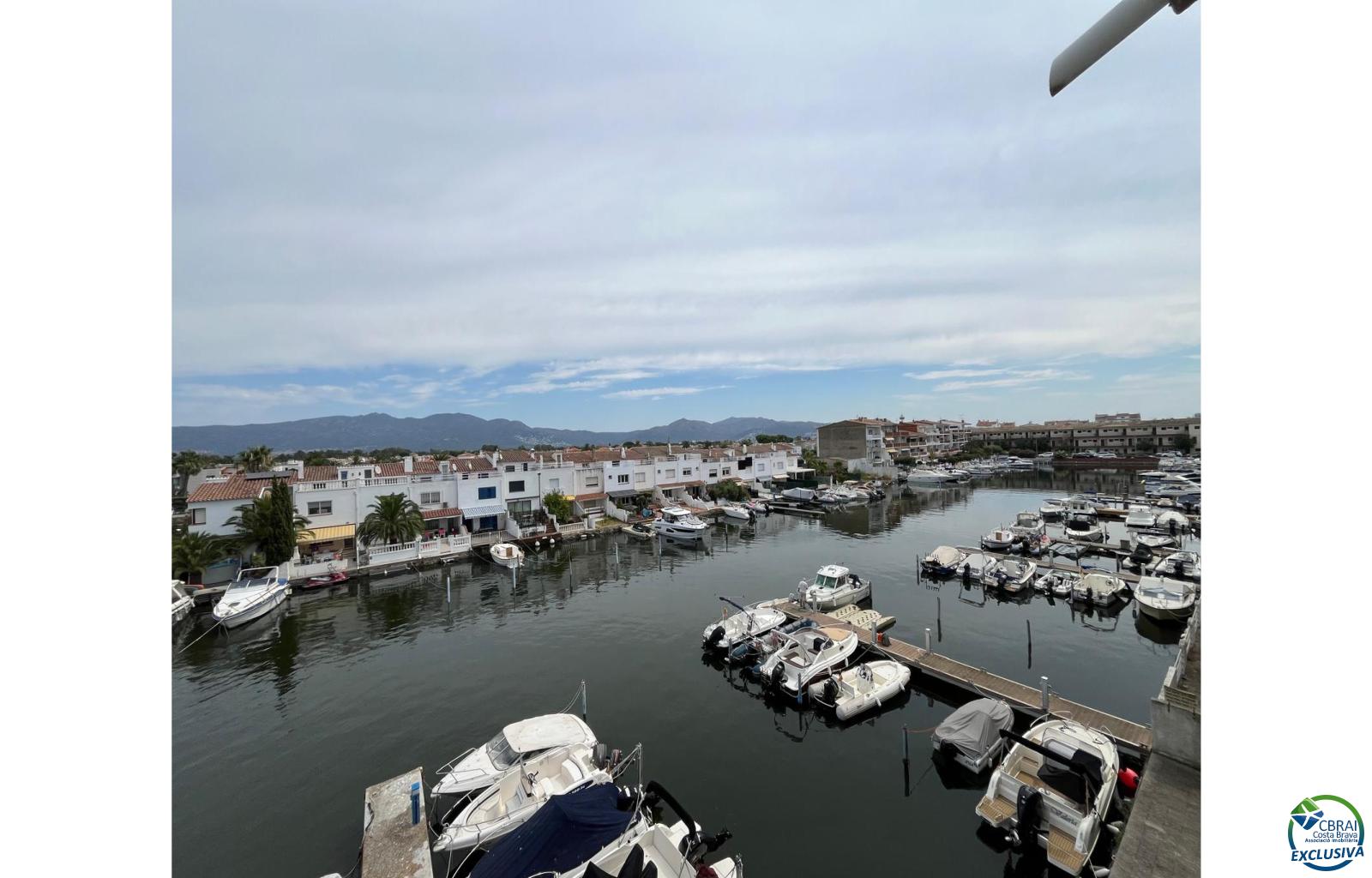 Un bonic i modern pis amb vistes al canal i una amarrada de 2,5 x 5 m al Port d'Empordà, a prop de la platja i del centre d'Empuriabrava.