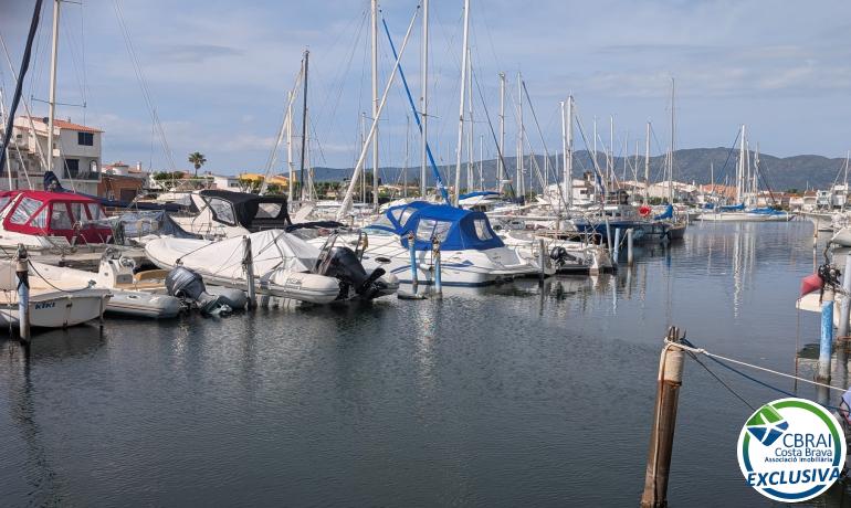 Amarre en puerto privado.