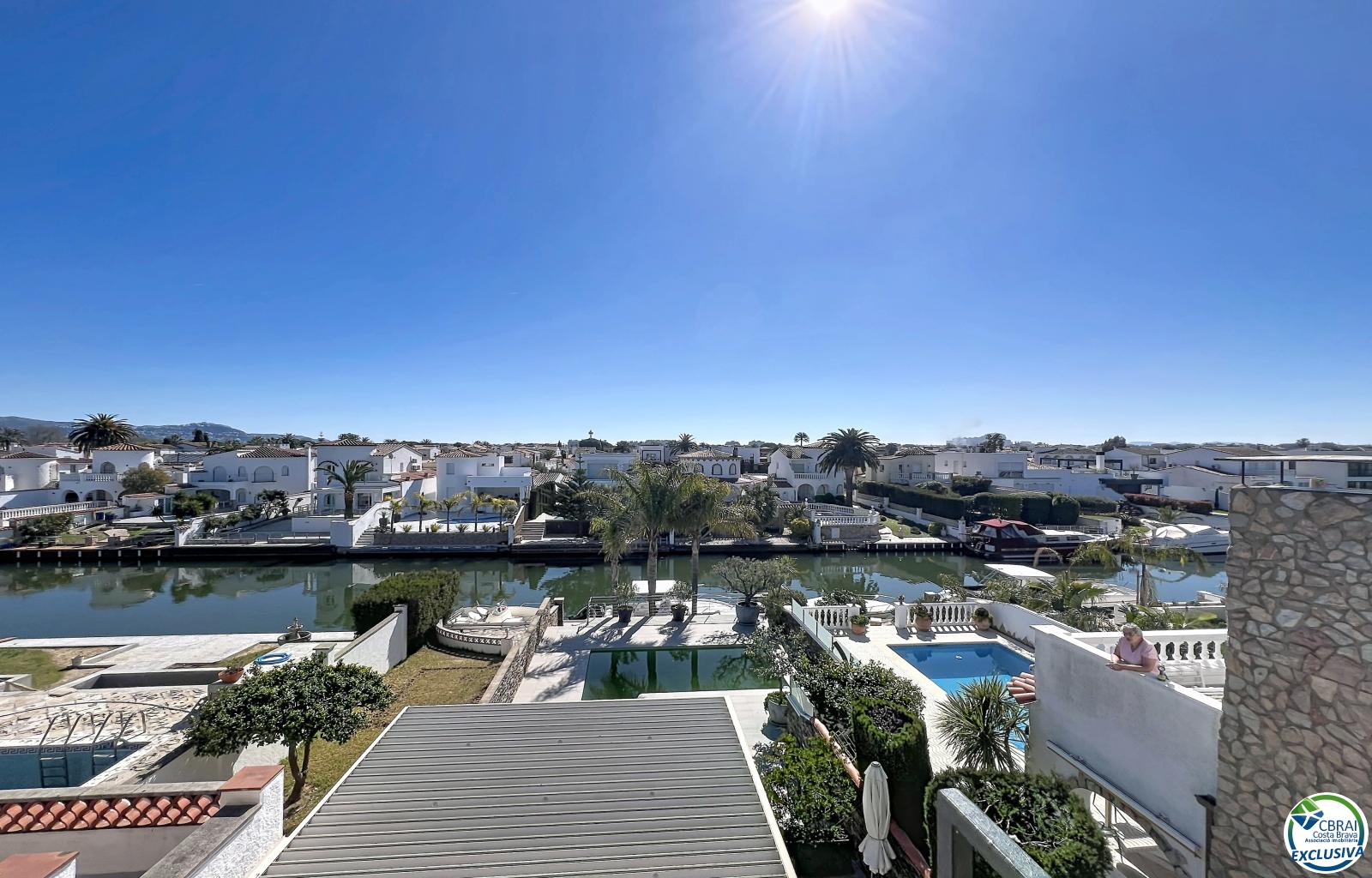 Renovated house in the south, featuring a pool and access to a wide canal in Empuriabrava. - Llobregat - Ref. CBR6415 - photo 34