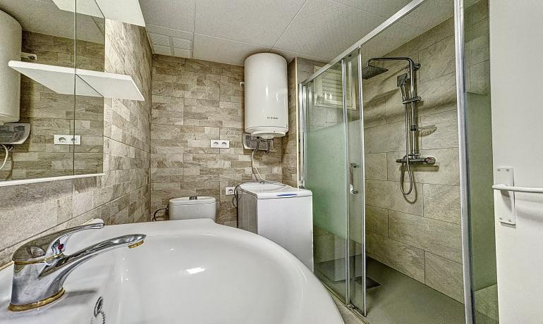 Magnificent studio of 27 m², completely refurbished with communal swimming pools.