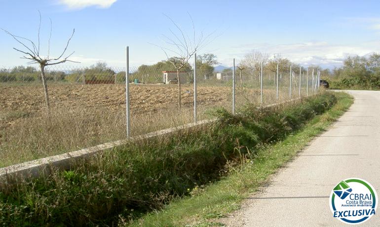 TERRENO DE 5.000 M2.