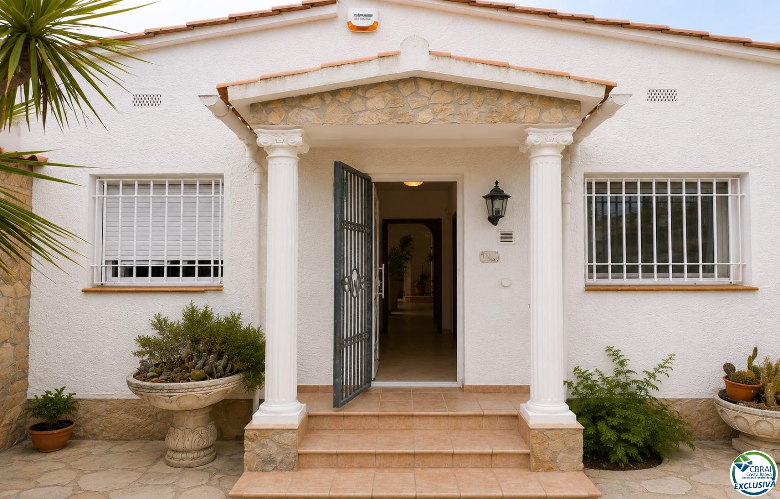 Villa de caractère, terrain de 500 m² et amarrage privé à Empuriabrava - Ebre - Ref. CBR6631 - photo 7