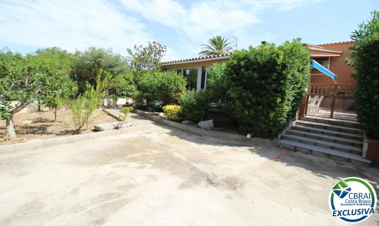 REQUESENS House with 4 bedrooms built on a 747m2 plot