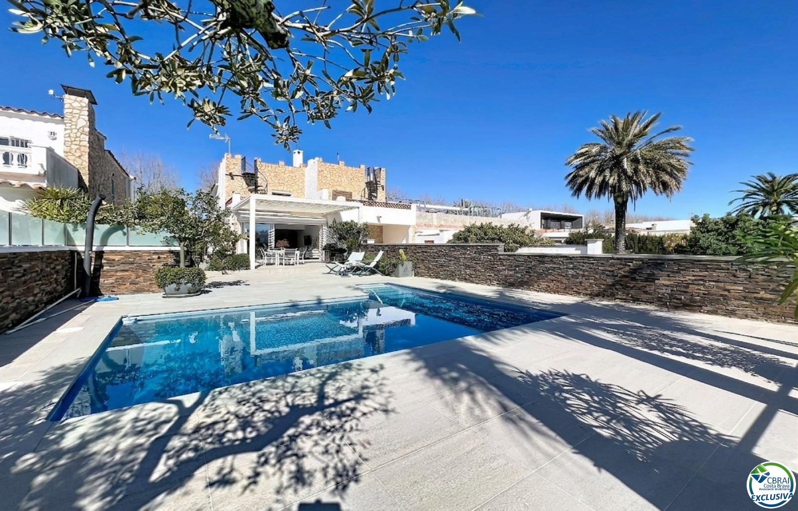 Renovated house in the south, featuring a pool and access to a wide canal in Empuriabrava. - Llobregat - Ref. CBR6415 - photo 5