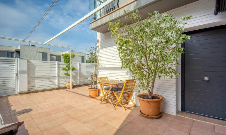 Nice and modern house near the center, with pool and garage