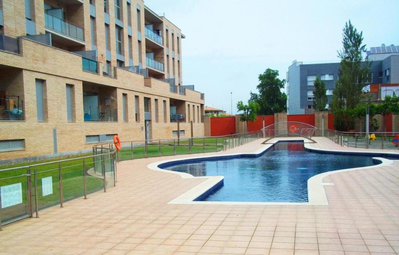 Apartamento planta baja con parking y piscina comunitaria