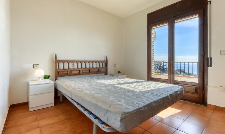 Charmant appartement à vendre dans le quartier prisé de Puigrom à Roses, avec des vues imprenables sur la mer et le port.