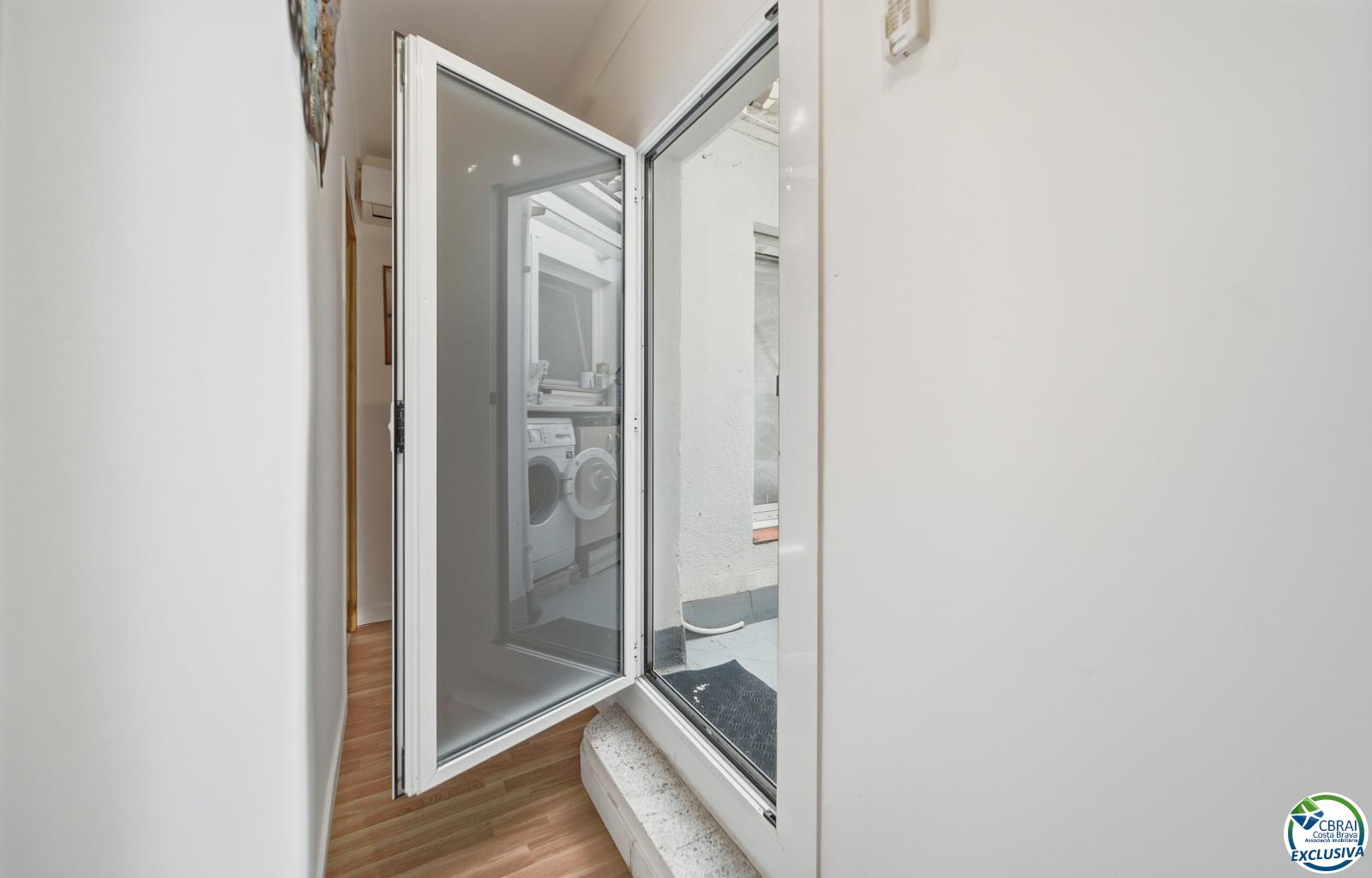 Apartment in the Heart of the Town Centre, Just 250 Metres from the Beach. - Ref. CBR6529 - photo 23