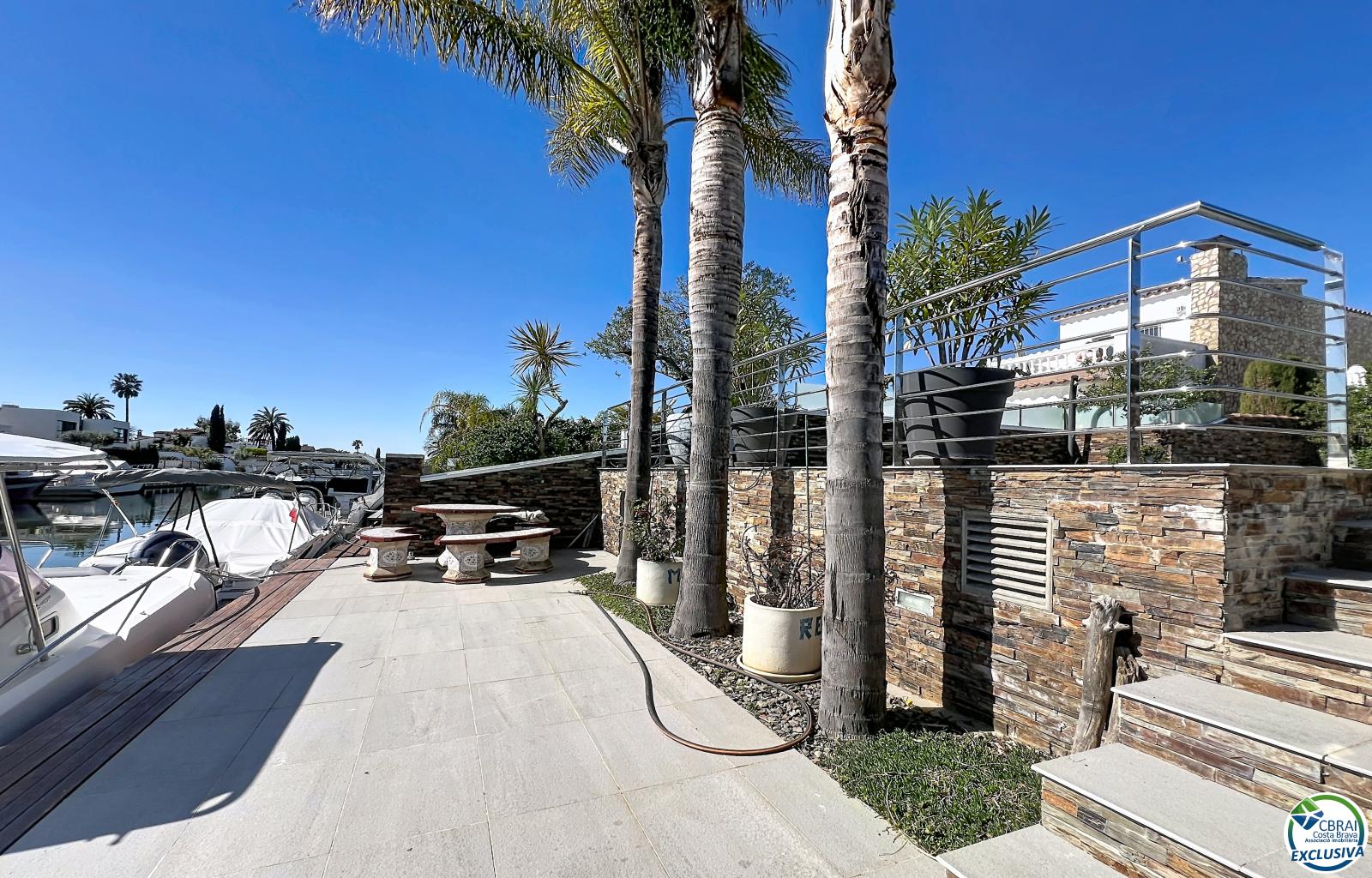 Renovated house in the south, featuring a pool and access to a wide canal in Empuriabrava. - Llobregat - Ref. CBR6415 - photo 30