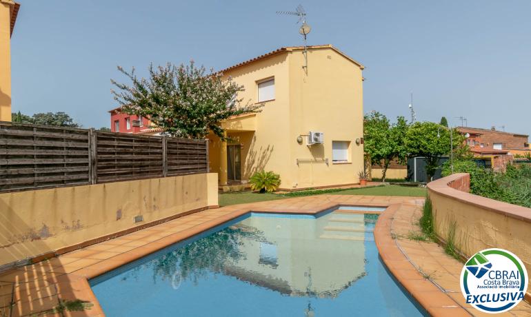 Venta de  Casa en Avinyonet de Puigventós, Costa Brava