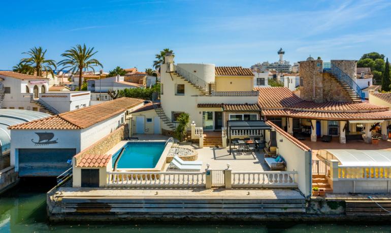 Villa Mediterránea con Encanto Rústico y Amarre Privado de 12.50 m en Empuriabrava