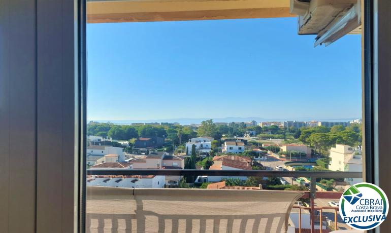 Apartment in a quiet area with impressive views of the Bay of Roses