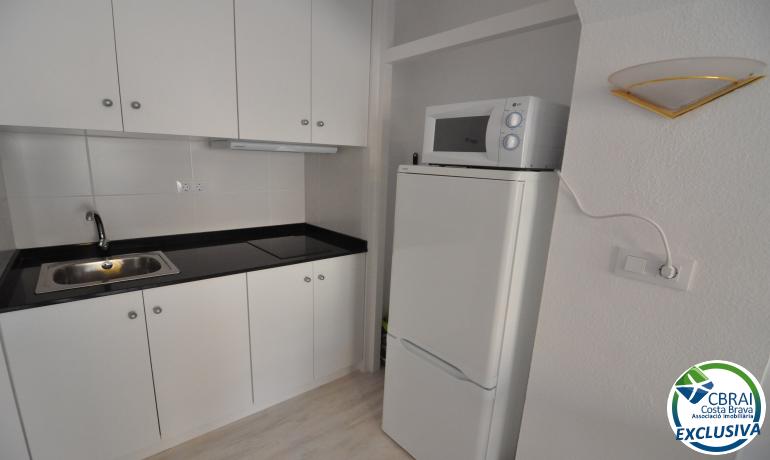Renovated studio with community pools, garden and parking