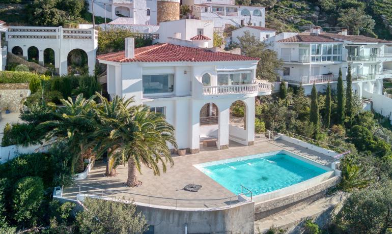 Preciosa casa amb piscina infinita i vistes espectaculars sobre la Badia de Roses