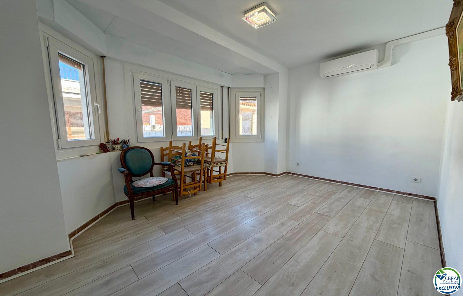 For sale renovated 2-bedroom apartment in the center of Roses, 50m from the sea - Centre - Ref. CBR6411 - photo 7